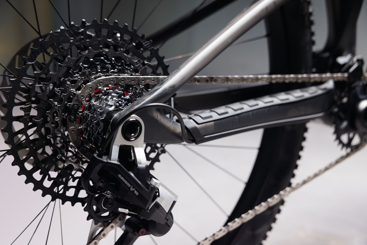 Integrované vedení kabeláže v zadní stavbě